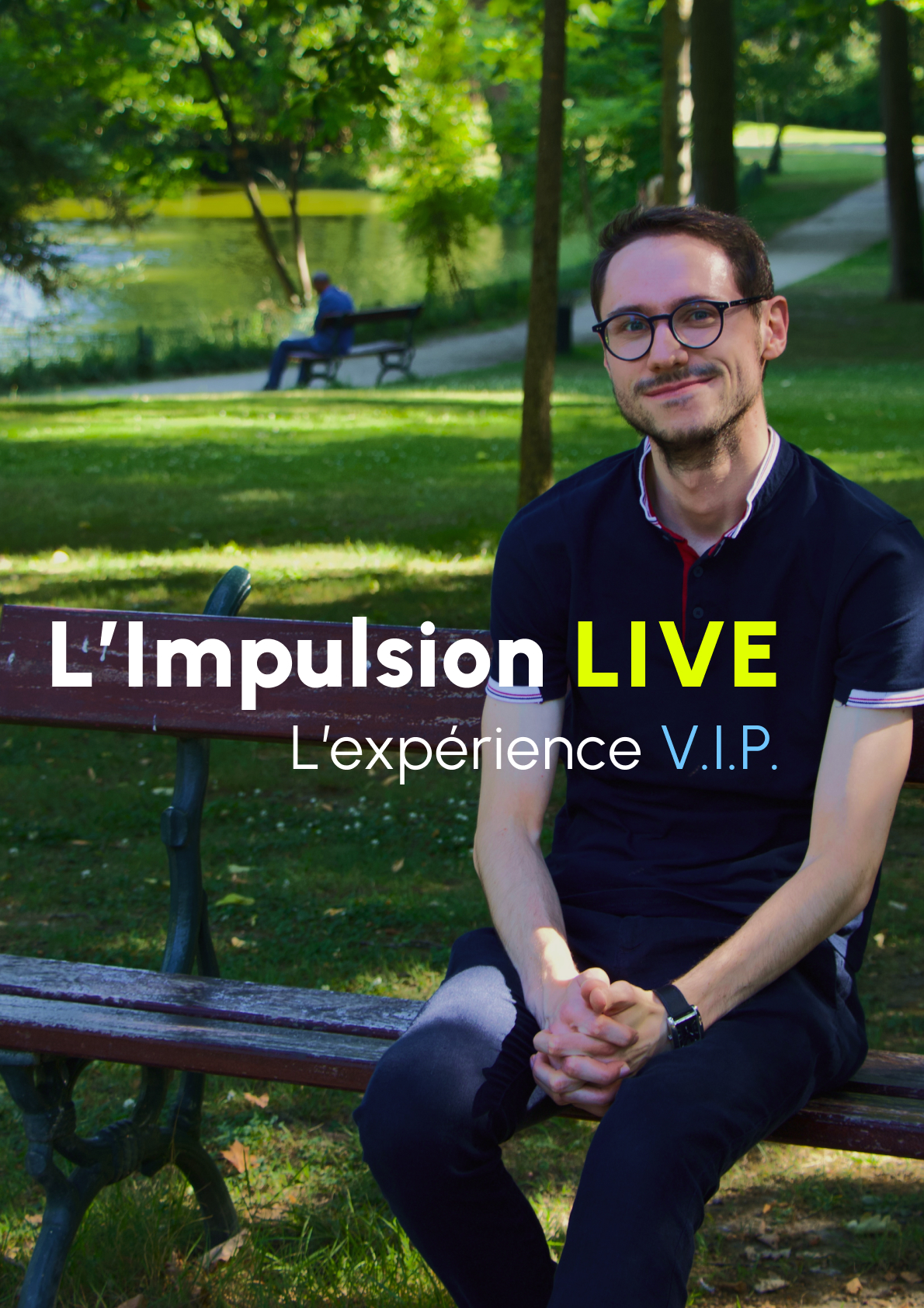 Maxime assis sur un banc, présentant l'offre VIP de L'Impulsion LIVE