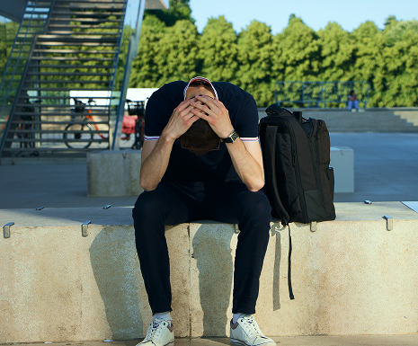 Maxime les mains sur la tête, un peu désespéré