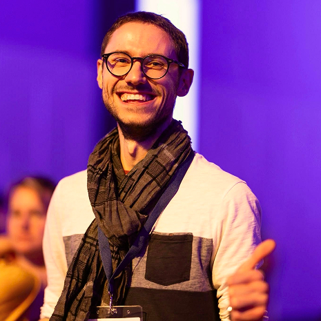 Maxime avec un grand sourire levant le pouce
